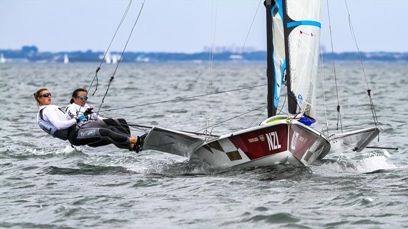 Tokyo2020 - Day 3 - July, 27, - Enoshima, Japan. 49erFX Alex Maloney and Molly Meech - photo © Richard Gladwell - Sail-World.com / nz