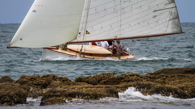 Mullet boat  passing outside one of the the Saddle Island reefs - Mahurangi Regatta - January 29, 2022 - photo © Richard Gladwell - Sail-World.com/nz