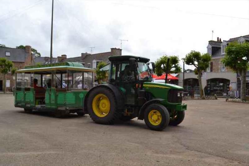 The tourist tractor train - photo © SV Red Roo