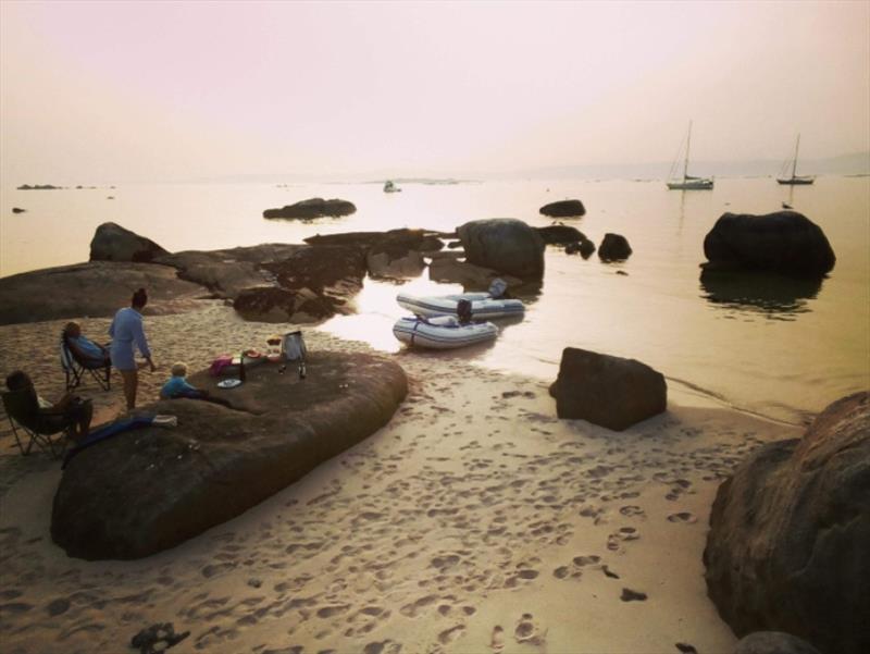 Beach picnic dinner Ria de Arousa, David, Kris (Taipan), Kara and young Dean (Sentijn) photo copyright John Pennington – Sentijn taken at  and featuring the Cruising Yacht class