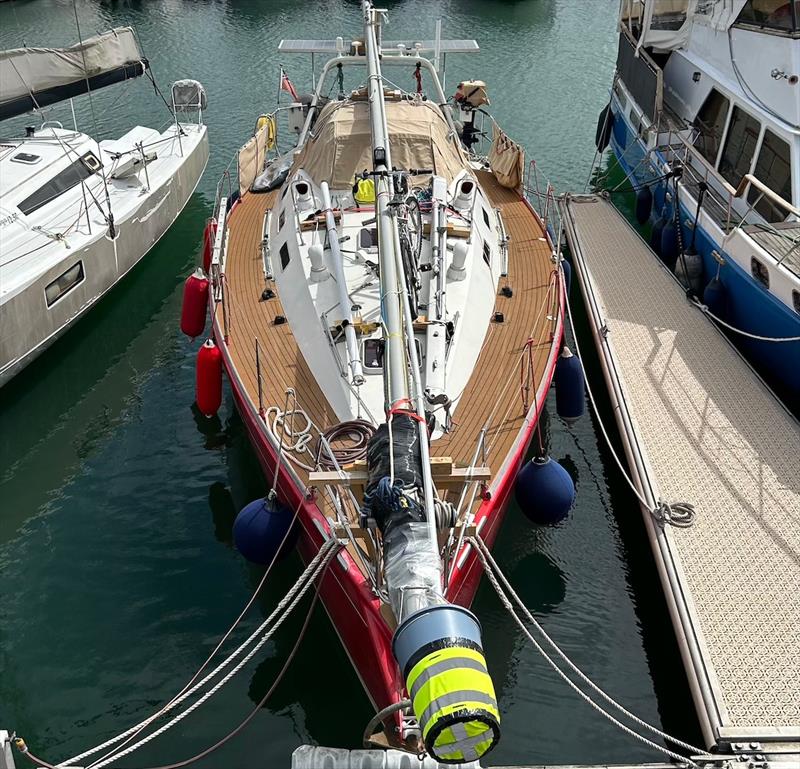 Mast on deck - photo © SV Red Roo