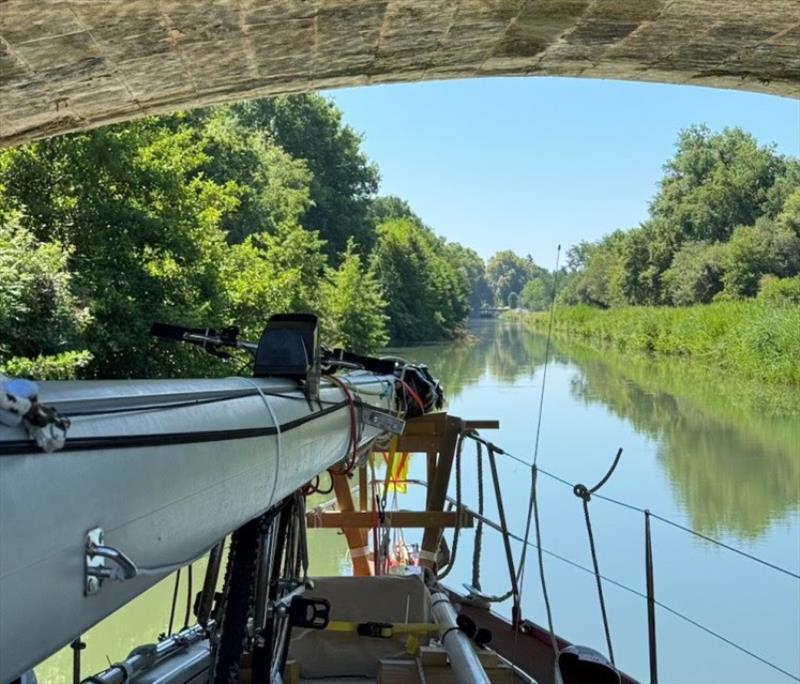 Garonne canal - photo © SV Red Roo