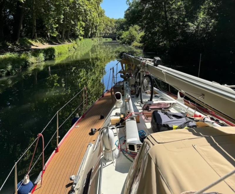Garonne canal - photo © SV Red Roo