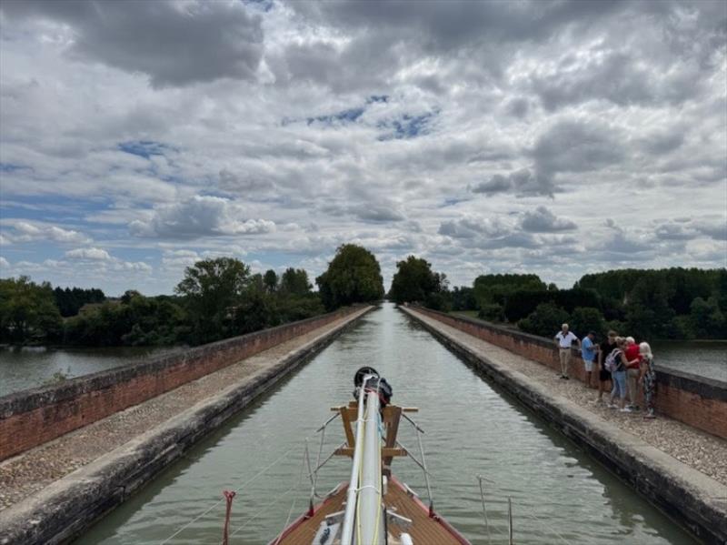 Garonne canal - photo © SV Red Roo