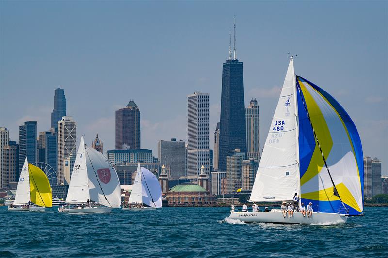 Mac Racers already eyeing race record as southerly winds propel fleet north