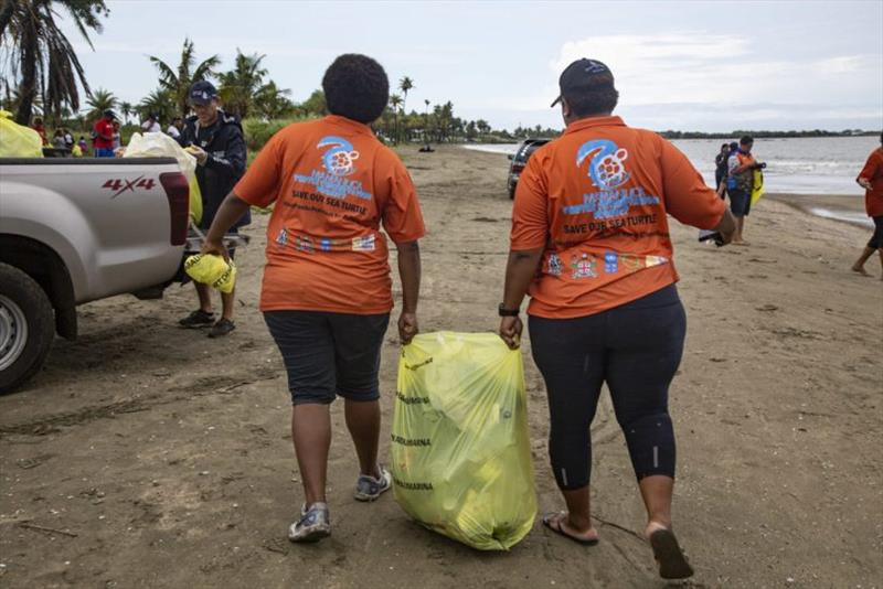 Wailoaloa Beach clean-up - photo © Peter Charaf