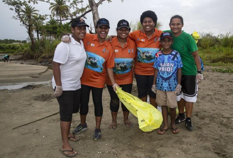 Volunteers at Wailoaloa Beach clean-up - photo © Peter Charaf