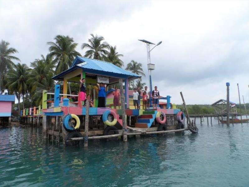 Dulux Village - Palau Gin - photo © Sue Woods