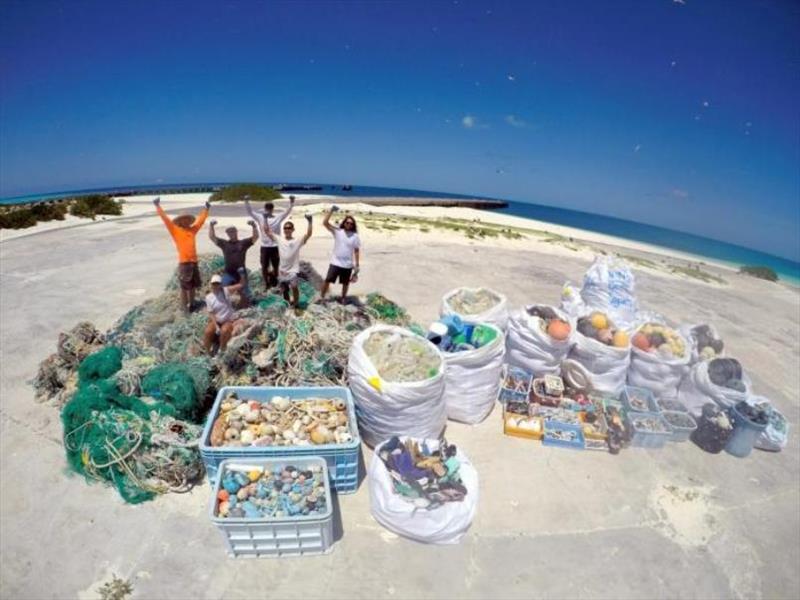 The marine debris team in the Northwestern Hawaiian Islands. - photo © NOAA Fisheries