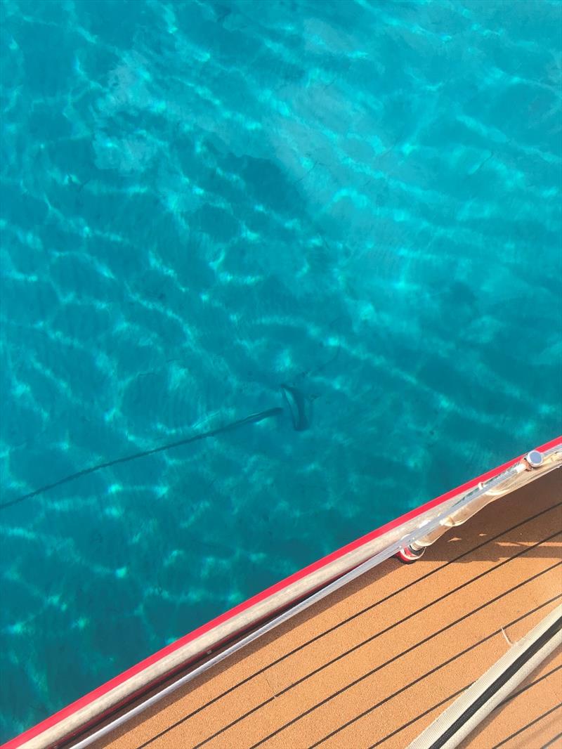 Clear water, the anchor is easy to see, here you can see it right beside the boat (no wind) - photo © SV Red Roo