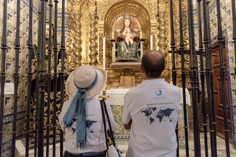 Chaps crew contemplate the Virgin of Victory at the Church of Santa Ana de Triana - photo © Carmen Hidalgo / GLYWO