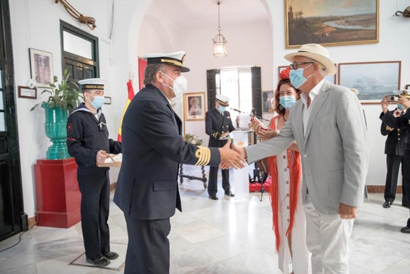 Comandante Javier Albert Pérez awarding the commemorative flag to James and Tracey Smail from Akaroa III  - photo © Carmen Hidalgo / GLYWO