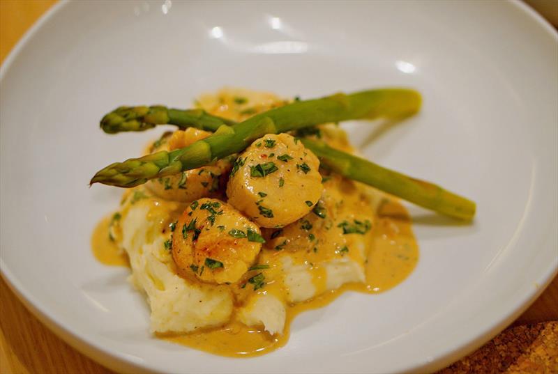 Scallops and Asparagus - photo © Sail LUNA