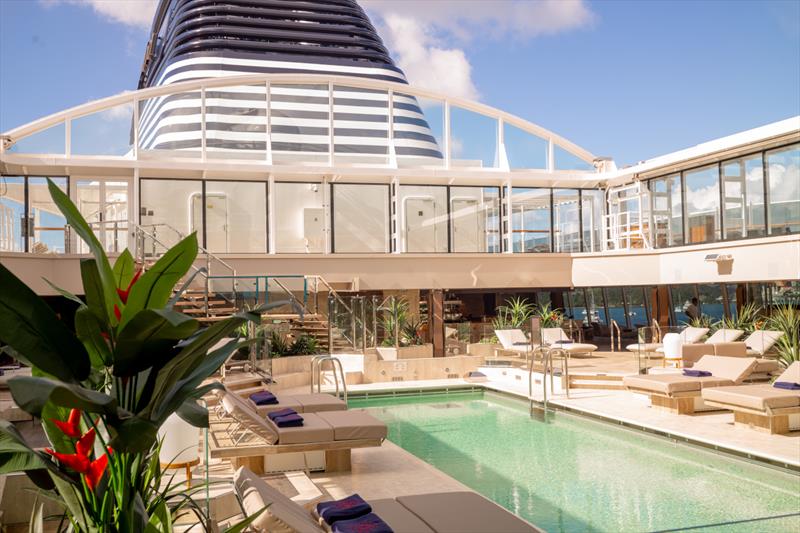 Outdoor pool - photo © Explora