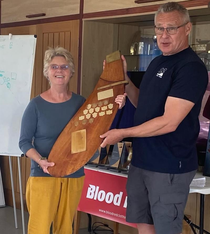 Lesley Iles accepts the JandT Hancock trophy from Ed Willett - photo © Lyla Jacobs