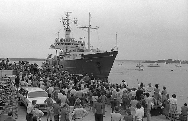 The pier at Woods Hole Oceanographic Institution was crammed with people and media eager to welcome the ship, scientists, and crew after they had discovered the wreck of Titanic in 1985.  © WHOI Archives