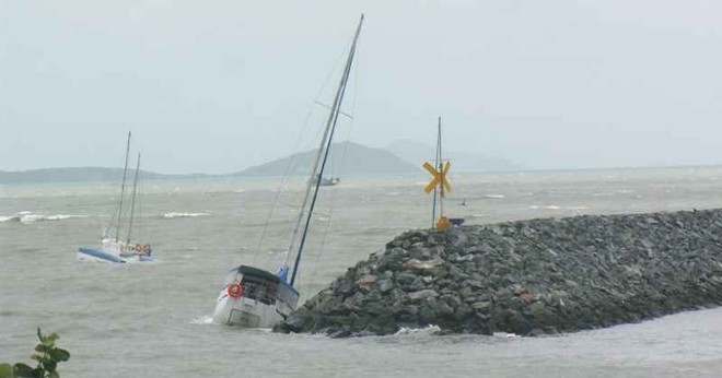 Airlie Beach devastation © Jim Gard, Fusion Catamarans Airlie Beach http://www.fusioncats.com.au