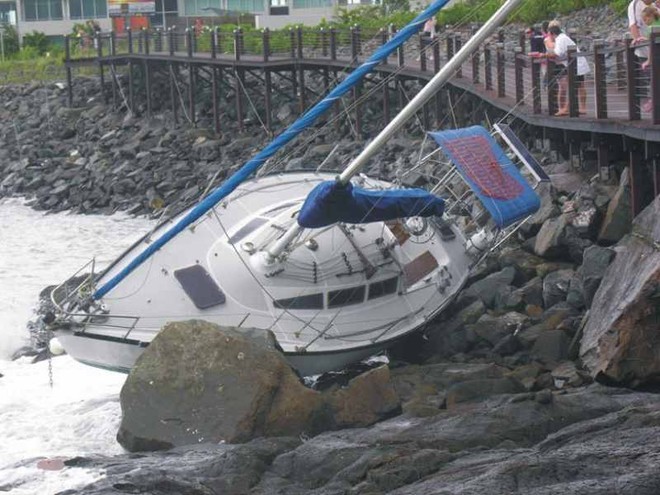 On the rocks at Cannonvale © Jim Gard, Fusion Catamarans Airlie Beach http://www.fusioncats.com.au