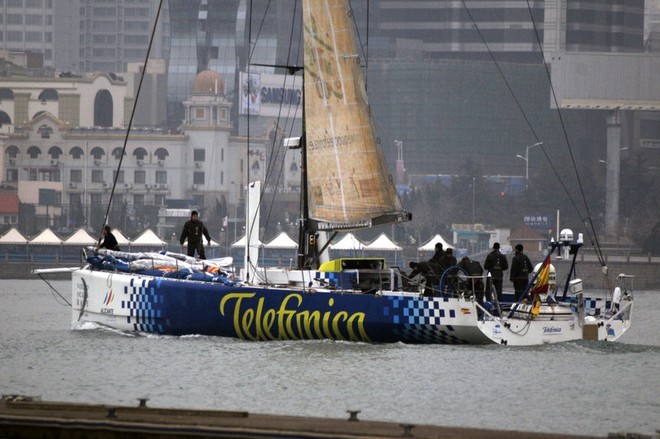 Telefonica Blue, Skippered by Bouwe Bekking, undergoes emergency keel repairs overnight in Qingdao before commencing Leg 5 of the Volvo Ocean Race ©  David Kneale/Volvo Ocean Race http://www.volvooceanrace.com/