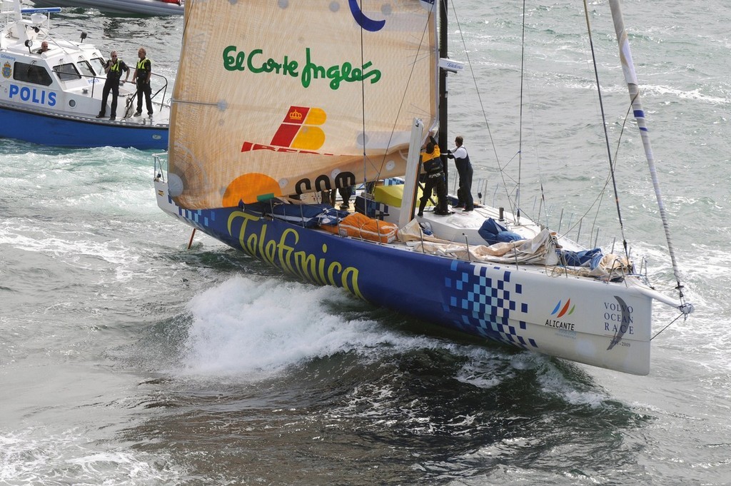 Telefonica Blue run aground the start of leg 9 from Marstrand to Stockholm<br />
<br />
They hit rocks while racing at approximately 14 knots of boatspeed. After 2 hours of attempts by pilot boats and the coastguard, the boat was finally freed and has made its way back to Marstrand for a full inspection ©  David Kneale/Volvo Ocean Race http://www.volvooceanrace.com/