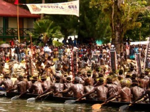 War canoes entertain crowd ©  SW