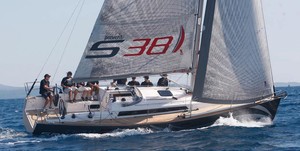 
Split, 300711.
Dean Barker (skiper Emirates Team NZ- AmericaÕs Cup i vlasnik Nexusa) testirao je novi model jedrilice Salona 38 ispred Splita. Brodogradiliste AD brodovi spada u najbolje hrvatske skverove.
Duljina  jedrilice preko svega 11,50 m , duljina vodene linije 10,15 m sirina 3,62 m Gaz 1,75 / 1,98 / 2,28 m Balast 2.270 Êkg Deplasman (istisnina) 6.300 kg , glavno jedro 45,50 m2 ,namatajuca genova 42,90 m2. Ukupna povrsina jedrilja 88,40 m2 , kW (29.1 HP) Kategorija A - Ocean  Dizajn J&J photo copyright  SW taken at  and featuring the  class