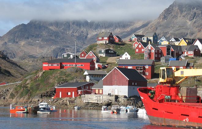 Piteraqs pose hazards to the inhabitants of Tasiilaq, a town in southeastern Greenland. During piteraqs, freezing winds sweep down off the Greenland ice cap and can reach hurricane intensity. © Fiamma Straneo / Woods Hole Oceanographic Institut