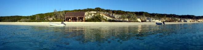 Tiki bar on the beach at Hog Cay. © SV Taipan