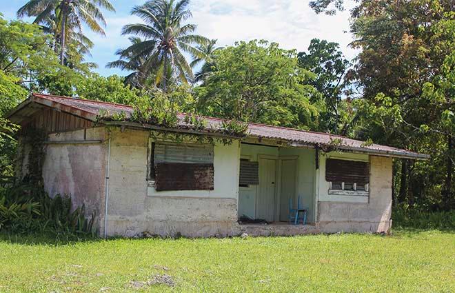 Abandoned house in main street © Annika Thomson