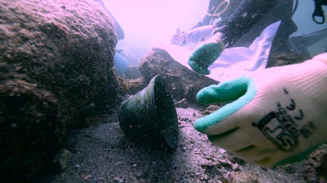 Archaeologists recover the oldest ship’s bell ever found. © Nora Rappaport
