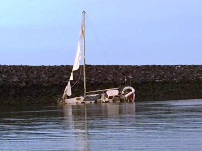 Bluewater 400 'Leyla' survives Cyclone Debbie © Wayne and Heather Reed
