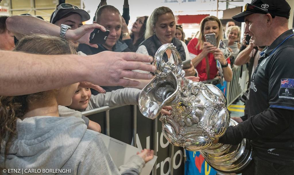Emirates Team New Zealand arrives at Auckland Airport © ETNZ/Carlo Borlenghi