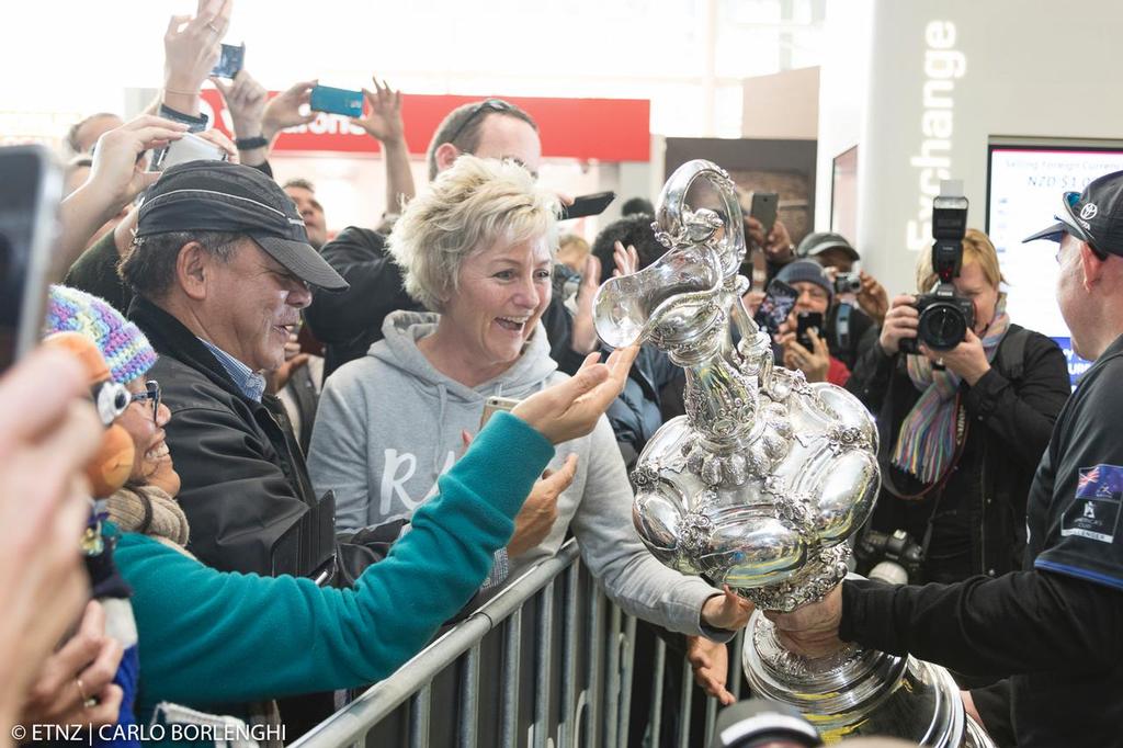 Emirates Team New Zealand arrives at Auckland airport © ETNZ/Carlo Borlenghi