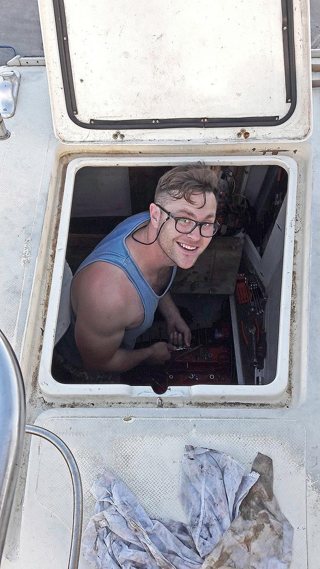 Volunteer Cameron down in the engine compartment © Mission Océan