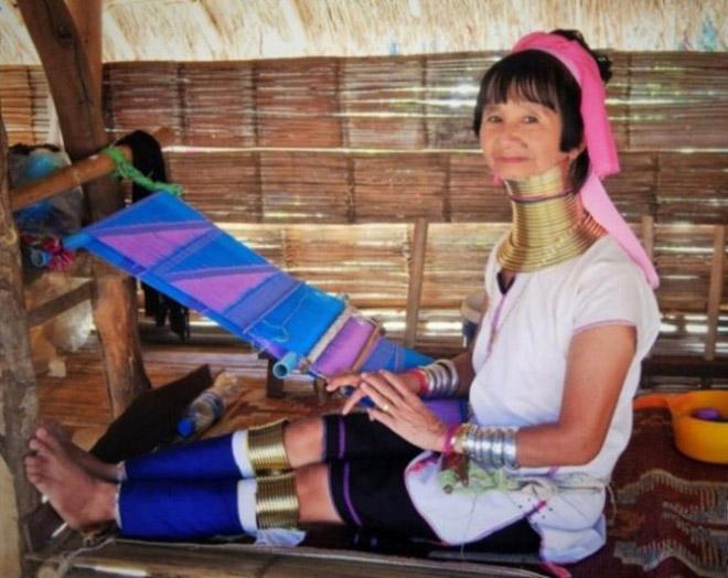 Humble Longneck/Karen woman busy at her craft © Jordan & Judy Mills