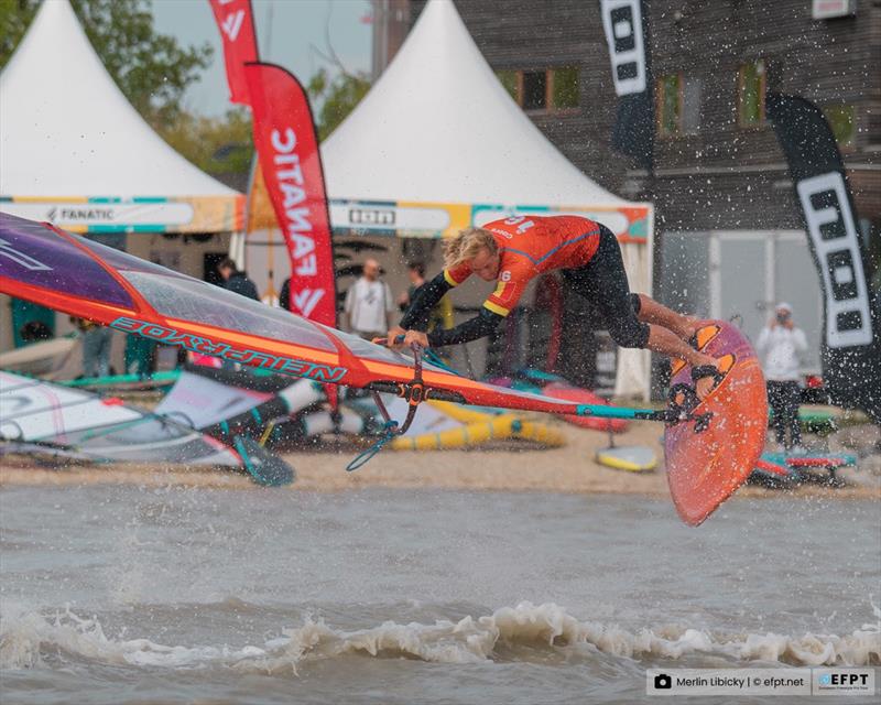 Yentel Caers completing 50% of his team's score with a powerful Air Funnel into Burner - photo © Merlin Libicky / efpt.net